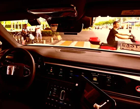 La Chine Suspend les Taxis Autonomes Nationwide après des Incidents de Blocage de Rue : Une Leçon pour l'Amérique