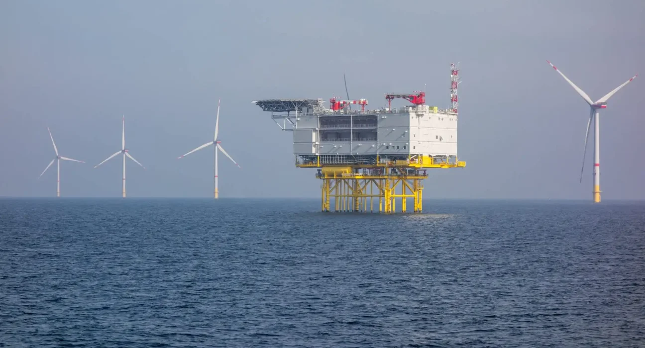 La Chine inaugure le premier centre de données sous-marin alimenté par l'énergie éolienne en mer.