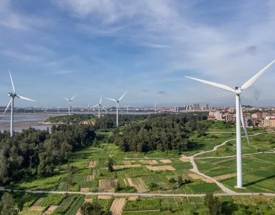 « La Chine réduit ses émissions de charbon pour la première fois en dix ans, mais des milliards gaspillés dans le réseau électrique »