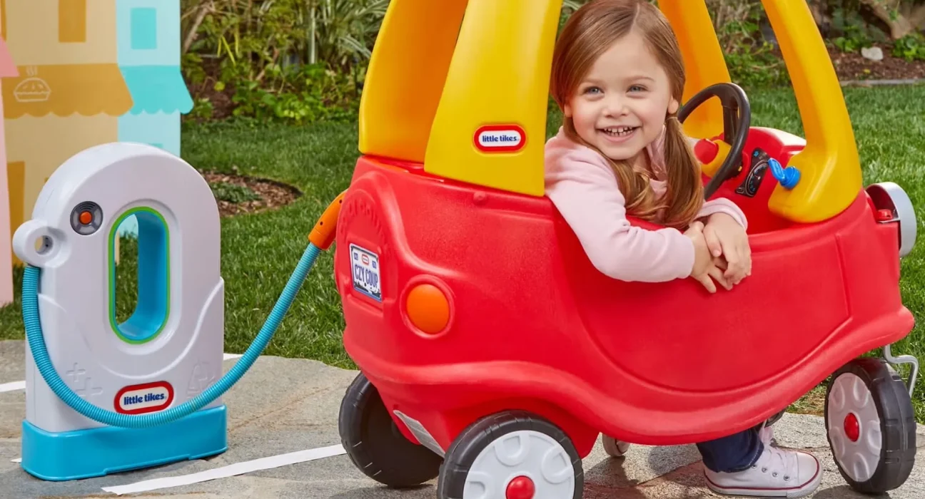 « La célèbre voiture miniature pour enfants se mue en véhicule électrique : même les tout-petits adoptent l'électrique »