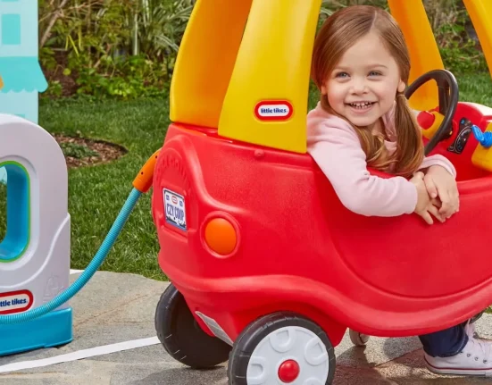 « La célèbre voiture miniature pour enfants se mue en véhicule électrique : même les tout-petits adoptent l'électrique »