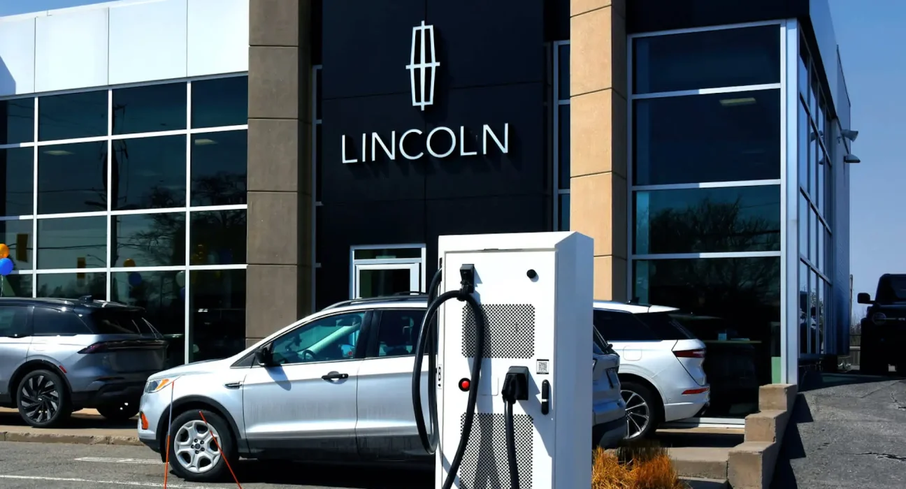 La disparition d'un des derniers hybrides rechargeables de luxe aux États-Unis.