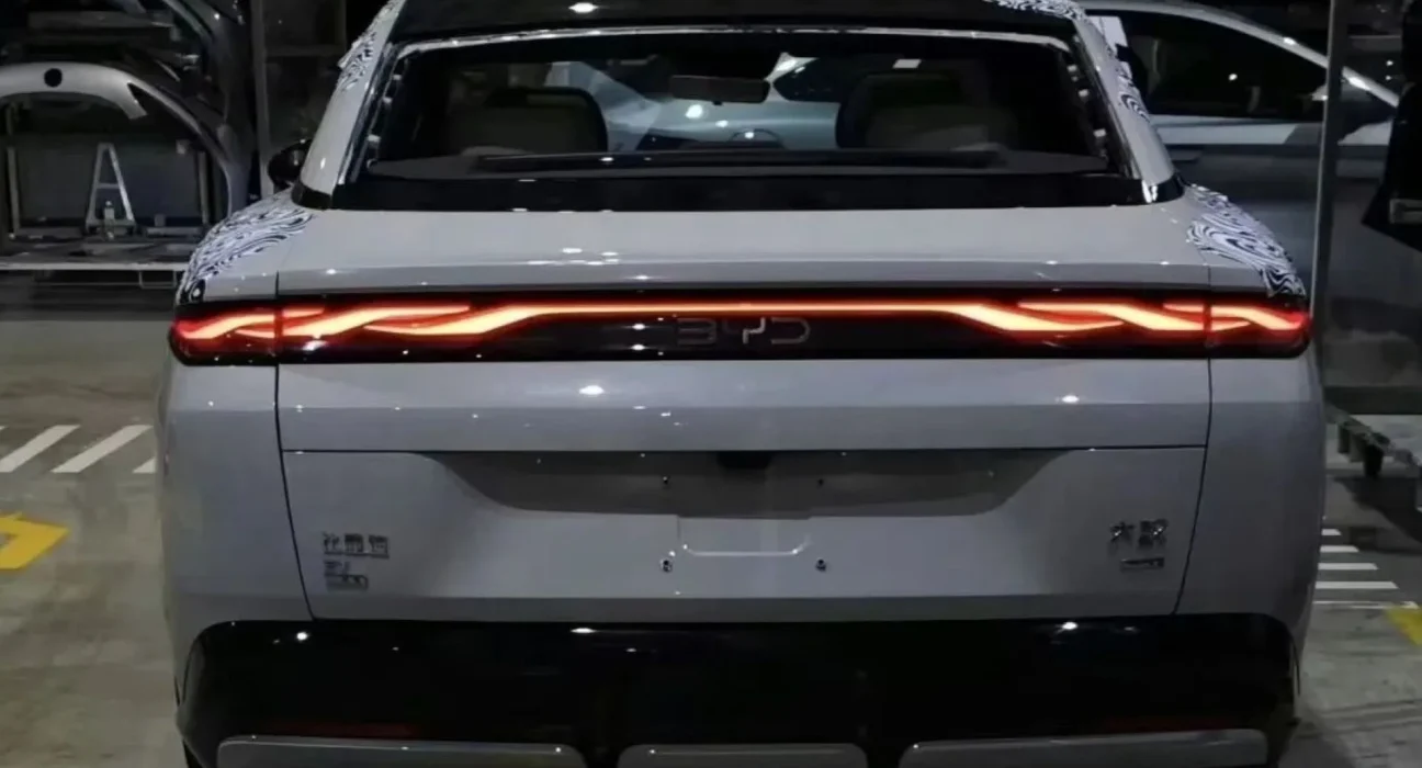 La nouvelle Grande Han de BYD : 1 000 km d'autonomie et une charge éclair de 5 minutes avant son lancement.
