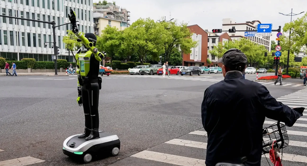 La première brigade de robots de circulation en Chine déploie des capacités variées.