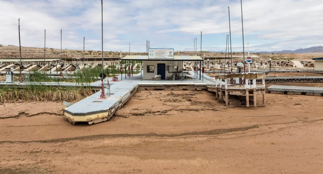 Lake Mead : un risque de baisse de 20 pieds, révélateur de corps et de bateaux en 2022, selon un rapport.