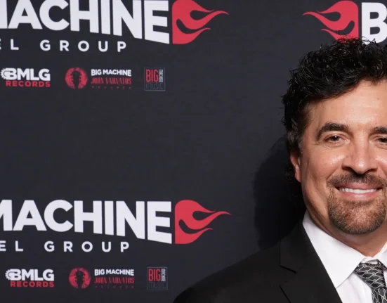 Le PDG de Big Machine Records hué après avoir évoqué l'IA lors de son discours de remise des diplômes
