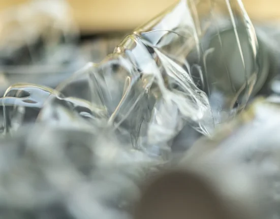 Le Plastique Vivant : Désintégration à Commande