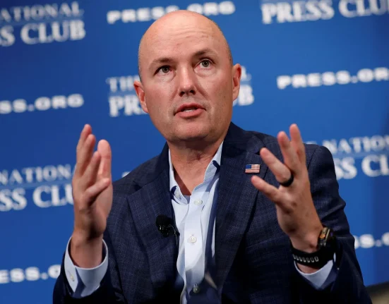 Le gouverneur de l'Utah défend un centre de données désertique controversé comme essentiel dans la course à l'IA contre la Chine.
