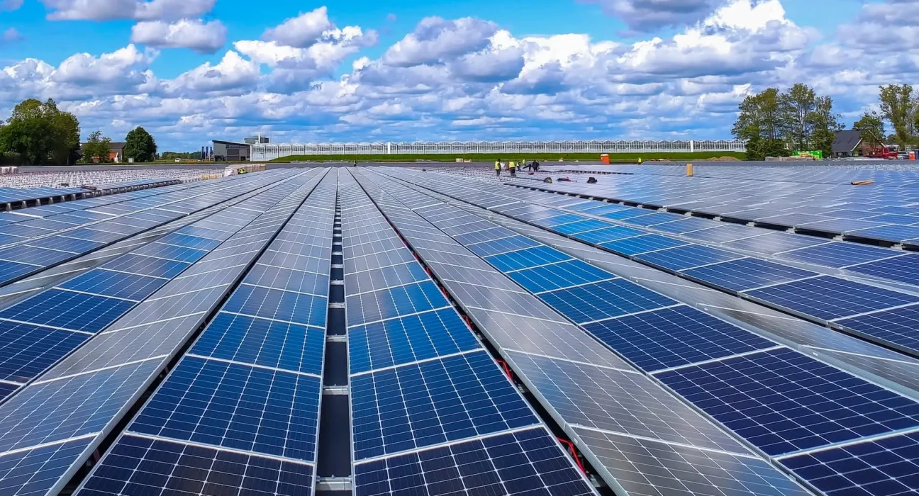 « Le projet solaire innovant de Californie : une économie de 63 milliards de gallons d'eau par an »