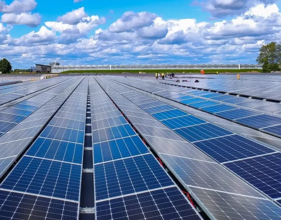 « Le projet solaire innovant de Californie : une économie de 63 milliards de gallons d'eau par an »