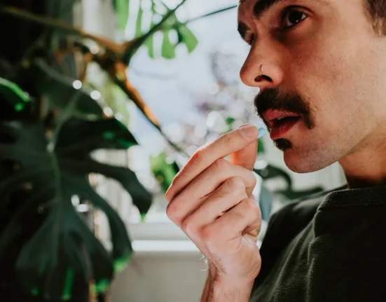 Les Dérives du 'Pentastack' : Un Cocktail de Drogues Illégales Prisé par les Looksmaxxers pour Une Nuit de Fête, Risque d'Hôpital Garantie