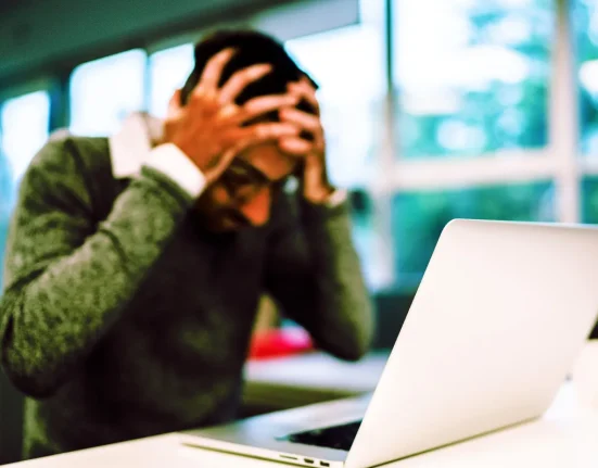 Les PDG Estiment que l'IA Ne Laisse Que Deux Alternatives, Toutes Deux Mauvaises pour les Employés.