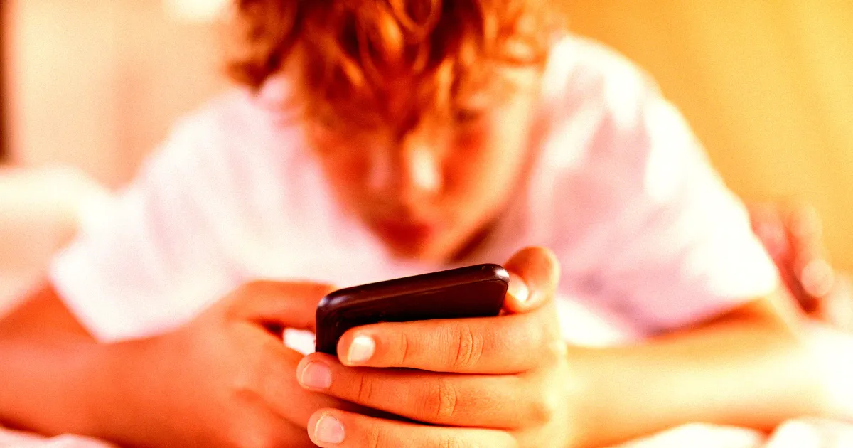 Les Réseaux Sociaux Nuisent Gravement au Développement Cognitif des Enfants, Selon une Nouvelle Étude.