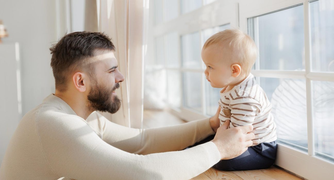 Les Scientifiques S'alarment de l'Augmentation de l'Inactivité Paternelle Face aux Évolutions de la Fertilité Mondiale