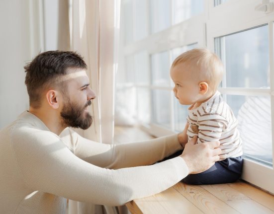 Les Scientifiques S'alarment de l'Augmentation de l'Inactivité Paternelle Face aux Évolutions de la Fertilité Mondiale