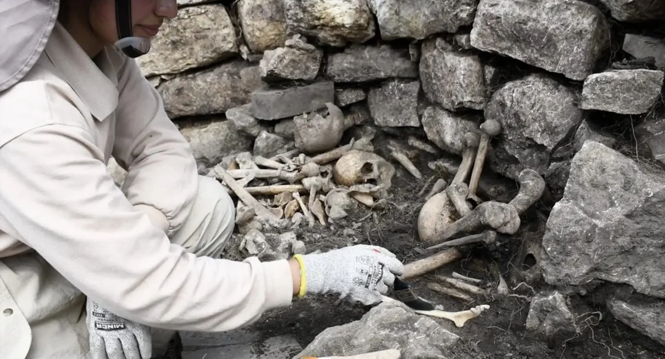 Les archéologues découvrent une tombe de cinq personnes et des reliques rituelles rares dans une ancienne forteresse péruvienne.
