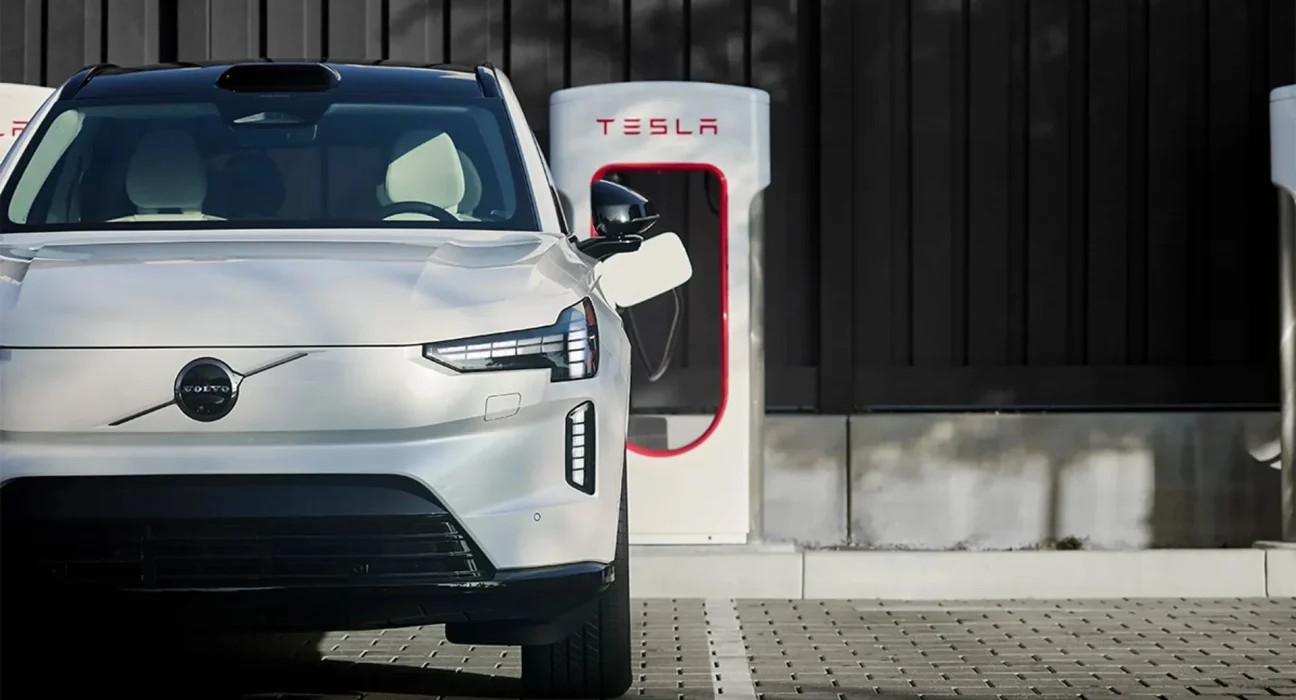 Les conducteurs de Volvo auront bientôt accès à 20 000 Superchargeurs Tesla en Europe sans changer d'application.
