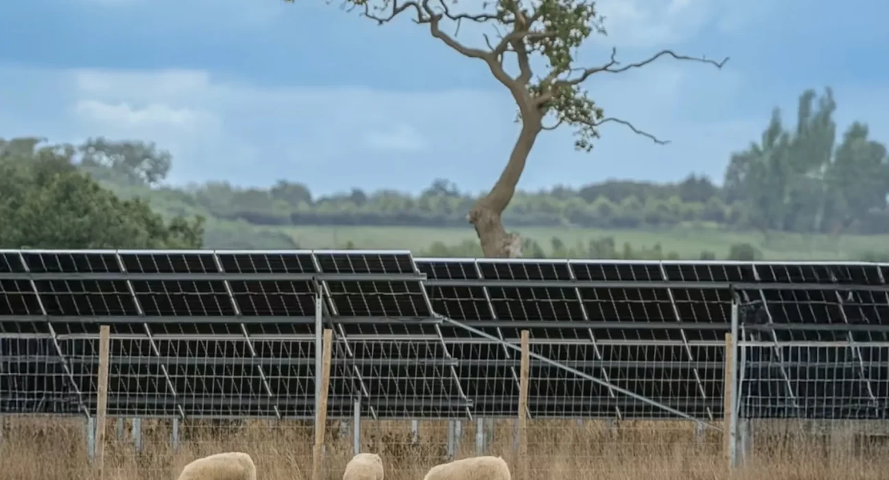 Les habitants collectent 440 000 £ pour la première batterie communautaire du Royaume-Uni, dédiée à la sauvegarde de l'énergie solaire perdue.