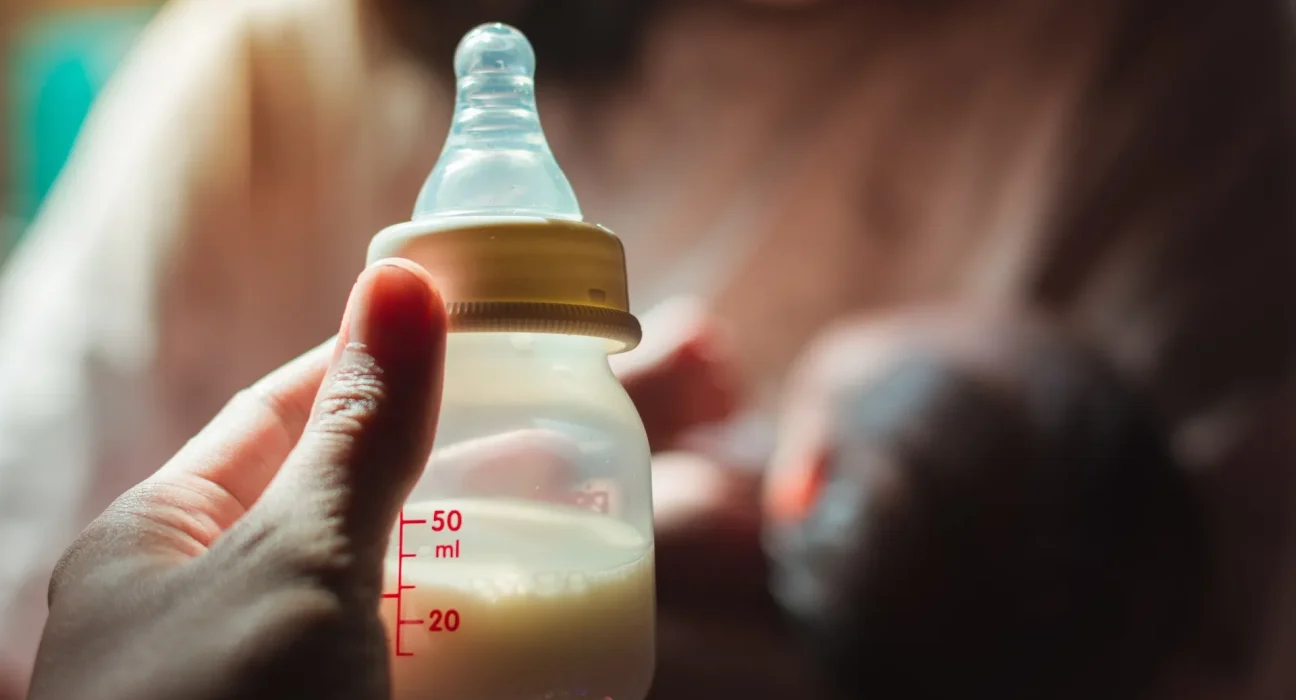 Les parents repensent les biberons en plastique après qu'une étude révèle un risqué d'ingestion de 1,6 M de microplastiques par jour chez les nourrissons.
