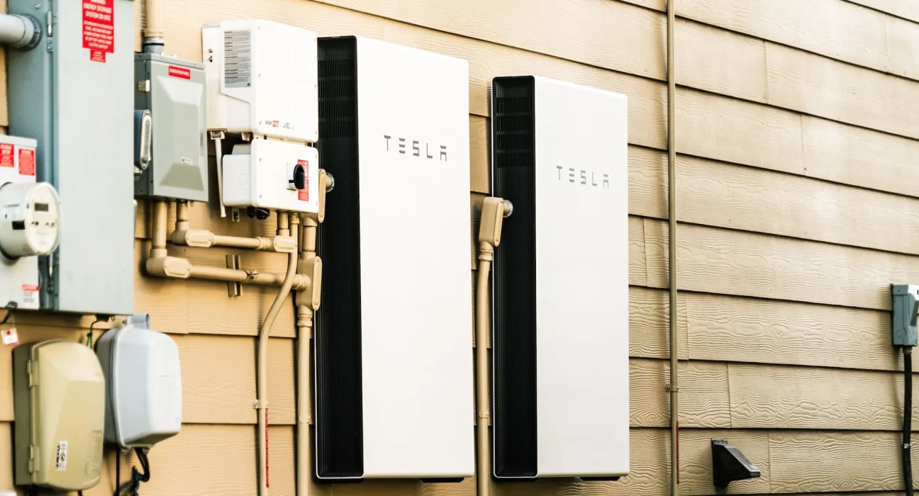 Les propriétaires californiens peuvent gagner jusqu'à 1 500 $ par an en louant leur Tesla Powerwall.
