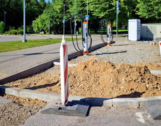 Les résidents de Californie s'unissent pour financer l'infrastructure des véhicules électriques.