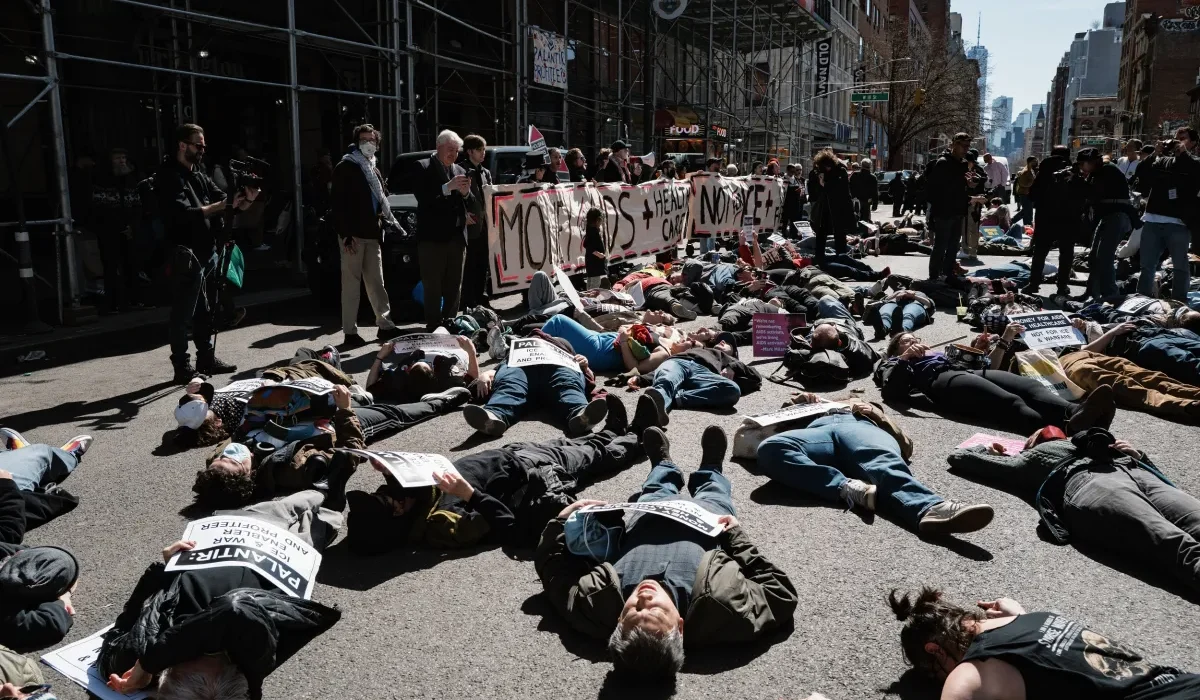 Manifestation Perturbante Devant le Bureau de Palantir