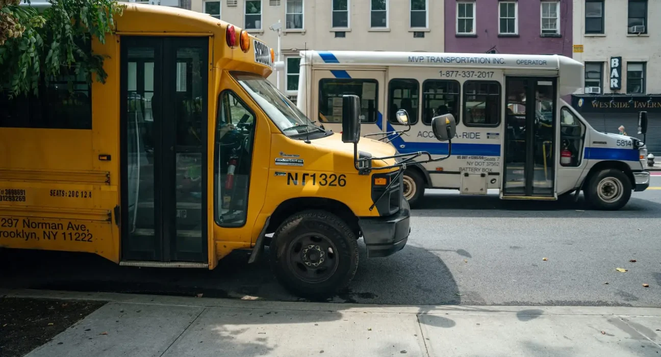 New York déploie 1 850 véhicules zéro émission et dépasse 1 300 stations de recharge.