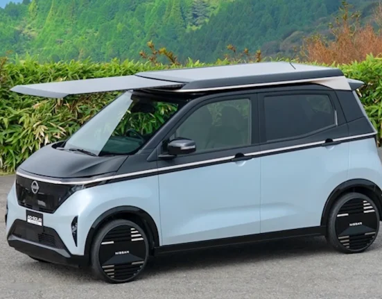 Nissan dévoile une technologie solaire pour véhicules électriques offrant 18 km d'autonomie gratuite au soleil.