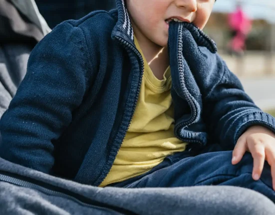 Niveaux alarmants de plomb détectés dans les vêtements pour enfants