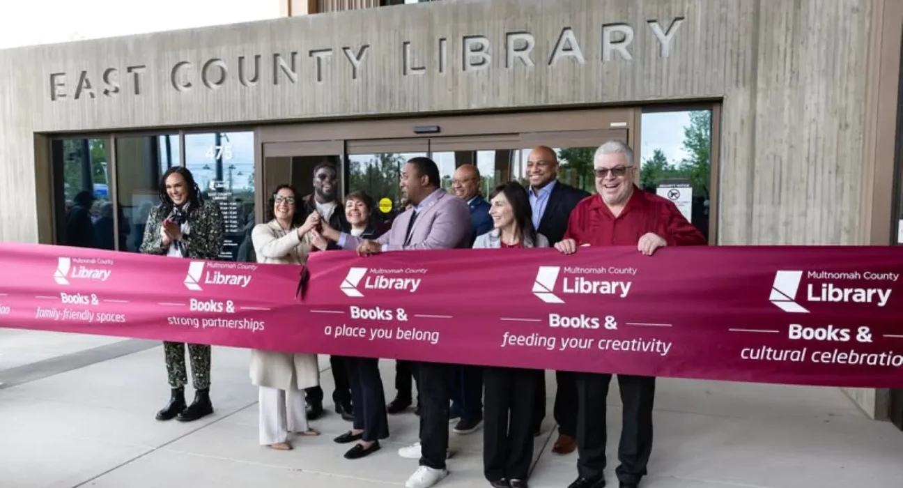Oregon présente une bibliothèque solaire de 188 kW conçue pour réduire considérablement la consommation d'énergie.