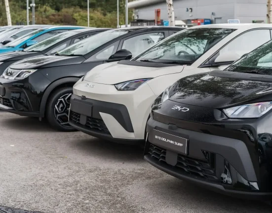 Plus de 100 000 commandes en deux semaines : la nouvelle voiture électrique phare de BYD séduit par son prix attractif.