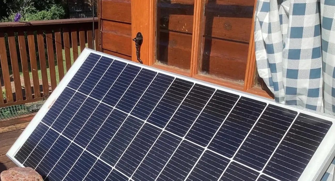 Résilience au Noir: Un Propriétaire Traverse une Panne Électrique de 9 Jours grâce à son Système Solaire Autonome