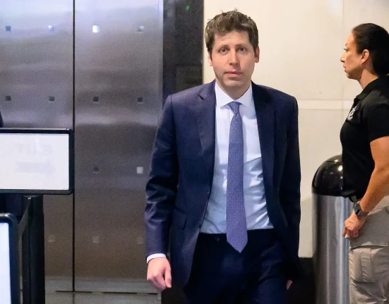 Sam Altman : L'Apocalypse des Emplois liés à l'IA n'aura pas lieu, il se dit 'Ravi de se tromper'