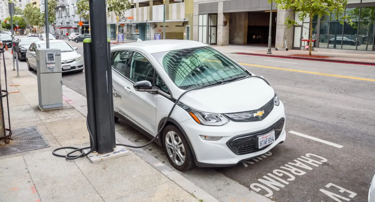 Sans allée, sans chargeur : Les défis du stationnement en rue pour les propriétaires de véhicules électriques en ville