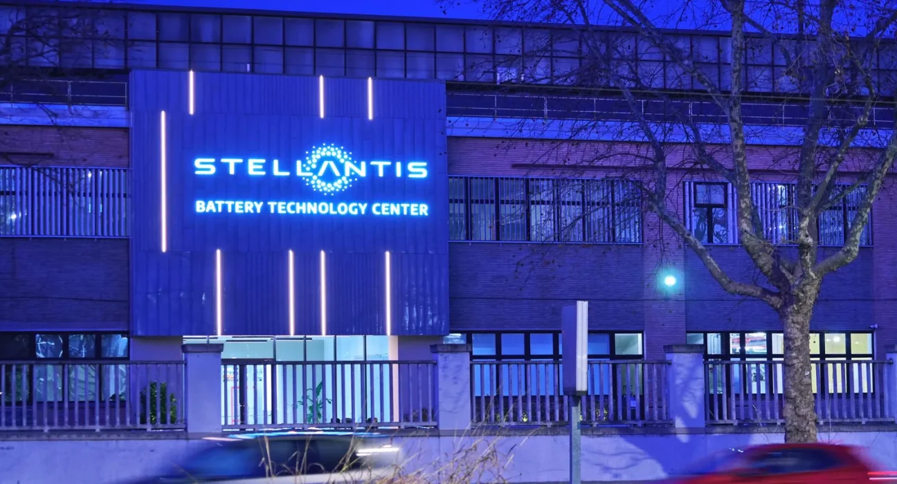 Stellantis mise sur l'Italie pour relancer des VE à bas coût face à la concurrence chinoise.