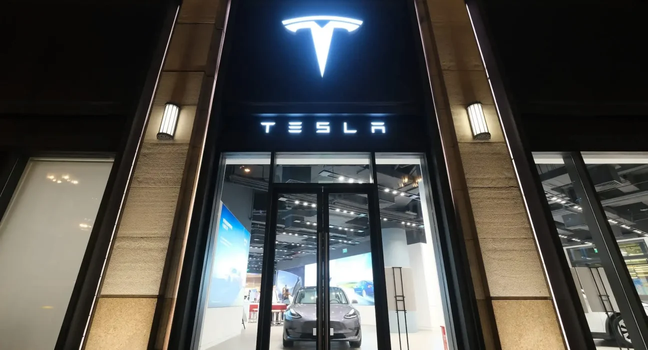 Tesla dégringole hors du top 10 des VE en Chine, BYD s'impose.