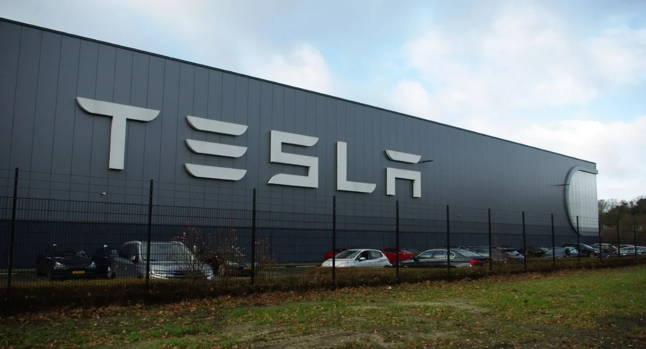 Tesla lance une vaste usine solaire au Texas pour atteindre son objectif ambitieux de 100 GW.