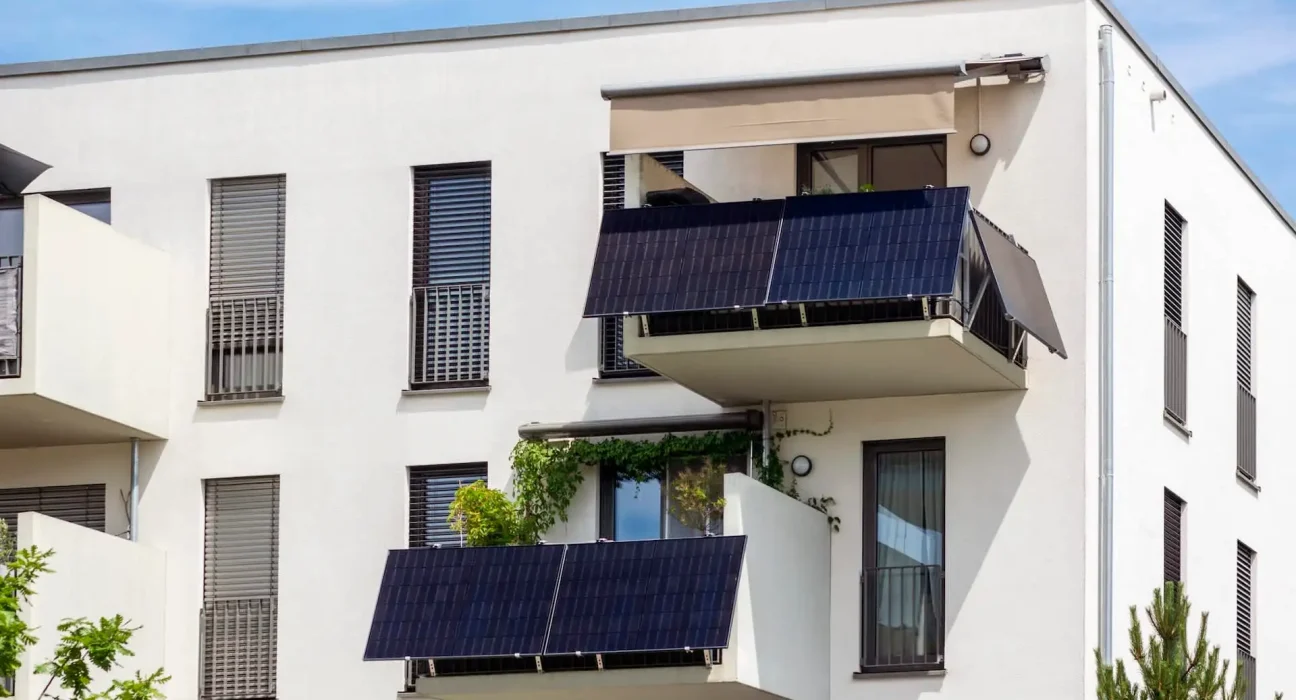Troisième État adopte la loi sur les panneaux solaires-balcons : Une solution économique en plein essor