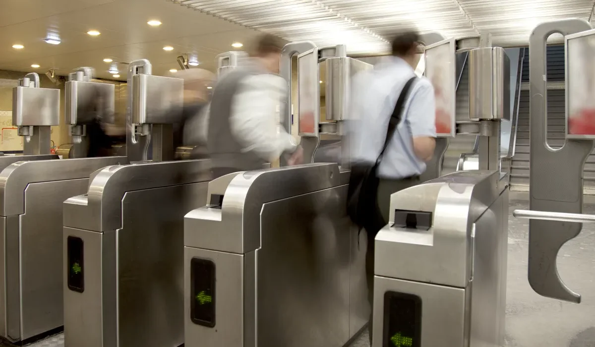 Un Biohackeur S'Implante une Puce dans la Main pour Payer ses Transports Publics.