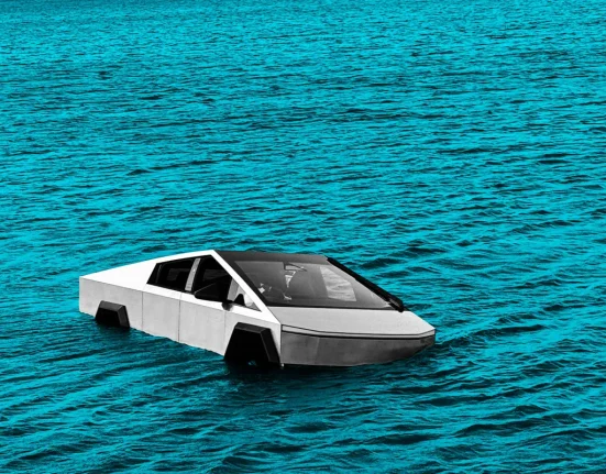 Un Conducteur Plonge un Cybertruck dans un Lac pour Tester les Promesses Nautiques d'Elon Musk, et les Résultats Sont Éloquents.