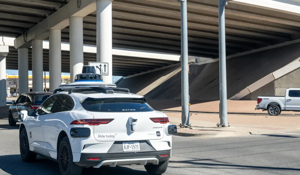 Un Homme Reste Bloqué à L'Aéroport Après que Son Waymo l'Ait Abandonné avec Ses Bagages