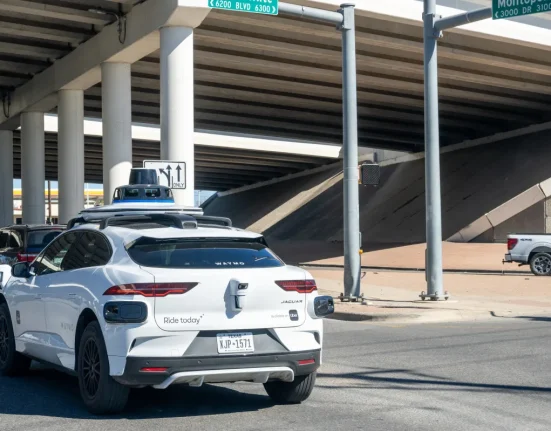 Un Homme Reste Bloqué à L'Aéroport Après que Son Waymo l'Ait Abandonné avec Ses Bagages