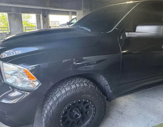 Un camion 'Le charbon éclaire' obstrue deux places de recharge EV dans un garage presque vide