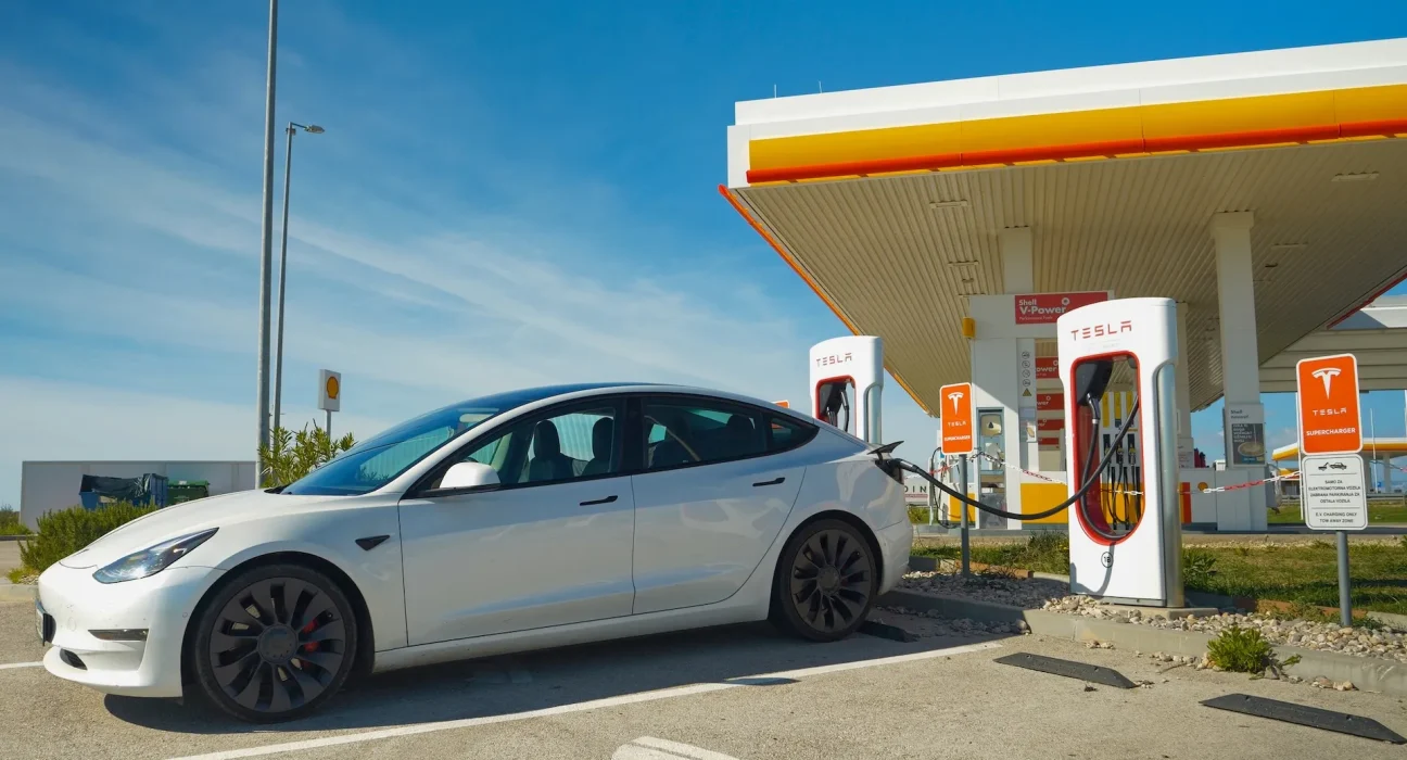 Un conducteur de Tesla analyse les coûts réels de la possession d'une voiture électrique face à celle d'une voiture à essence : 'J'ai atteint les 30 000 miles'