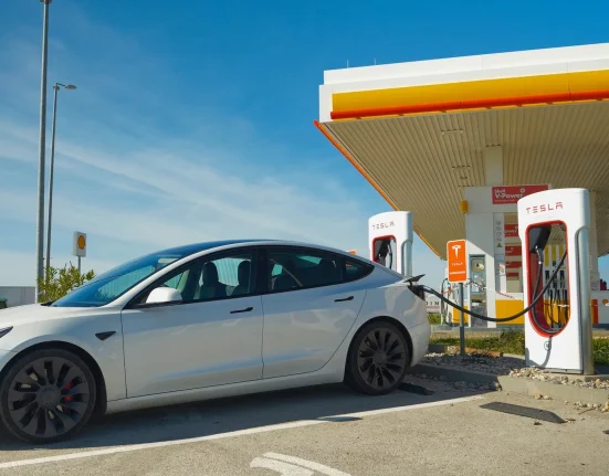 Un conducteur de Tesla analyse les coûts réels de la possession d'une voiture électrique face à celle d'une voiture à essence : 'J'ai atteint les 30 000 miles'