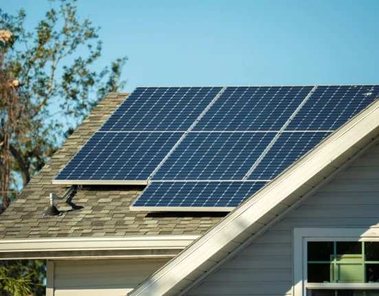Un expert en énergie répond aux questions les plus fréquentes des propriétaires sur les panneaux solaires.