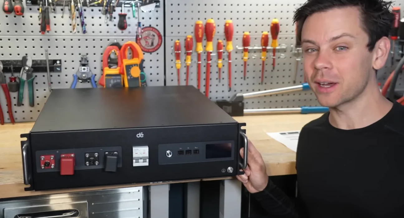 Un expert en solaire démonte une batterie Amazon à 600 $ et découvre des cellules 'tordues' à l'intérieur