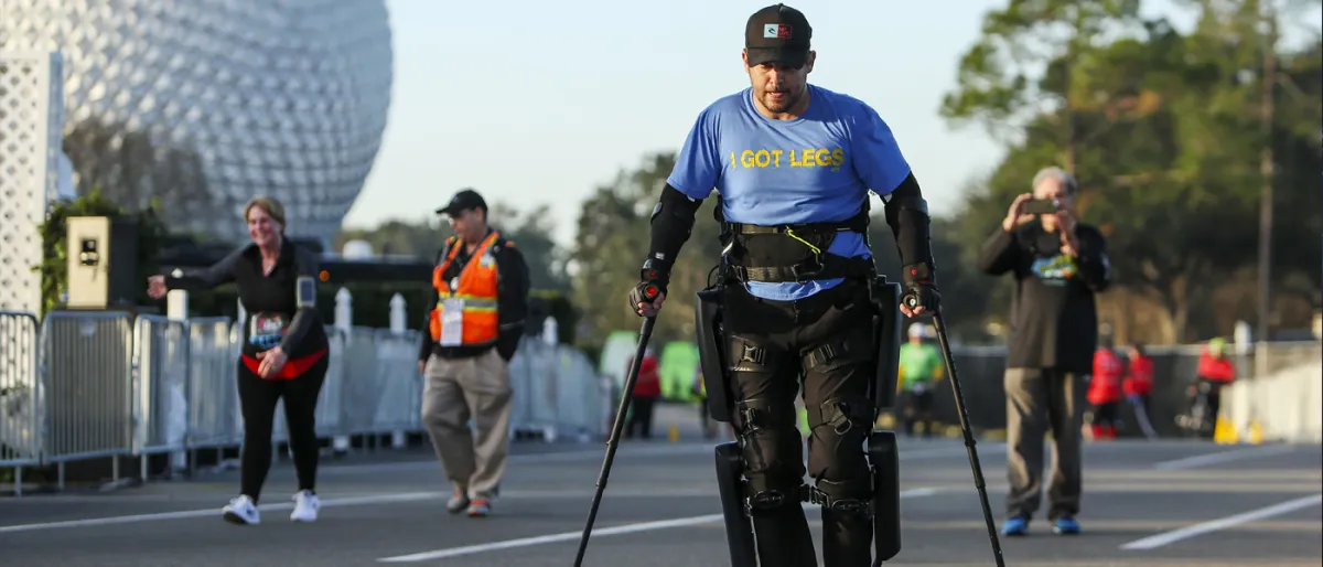 Un homme paralysé court une course pour le changement des politiques grâce à un exosquelette.