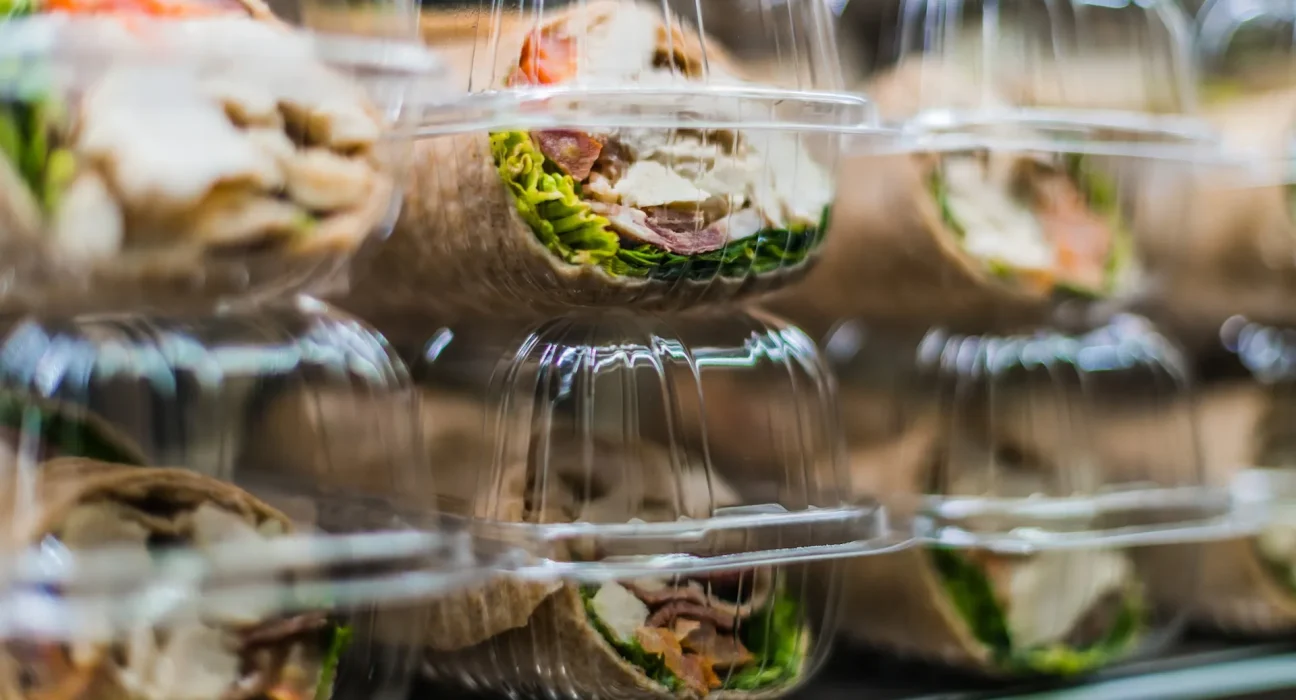 Un rapport révèle que les emballages plastiques alimentaires libèrent plus de 1 000 tonnes de microplastiques dans nos aliments et boissons chaque année