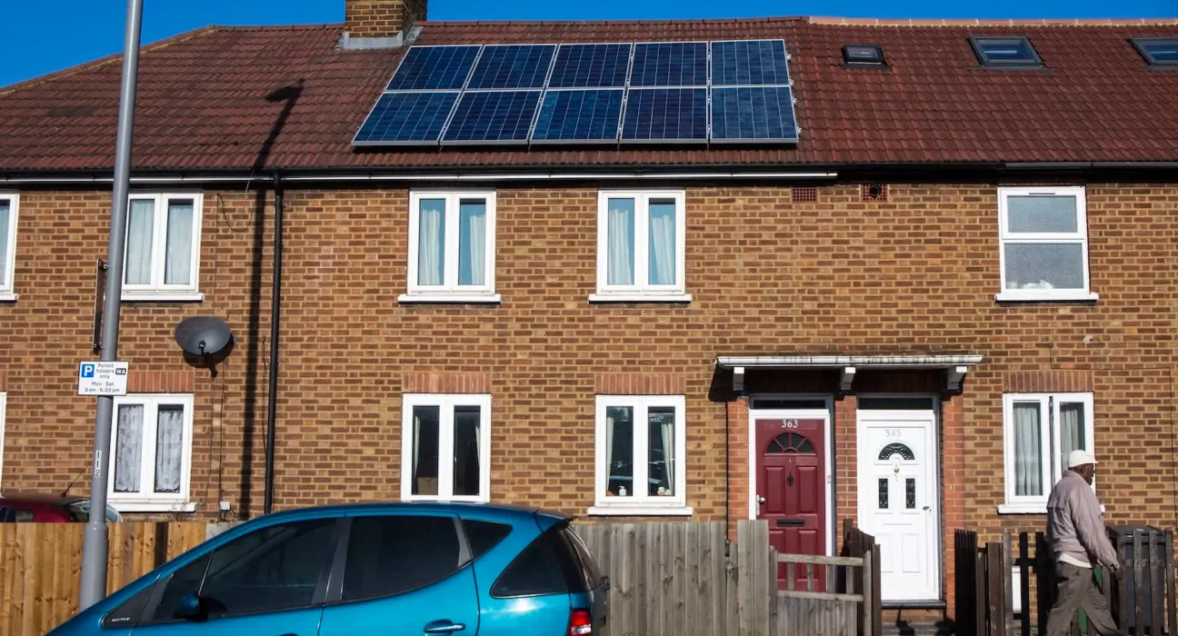 Une communauté transforme 130 rues en centrale solaire face à la crise énergétique nationale.